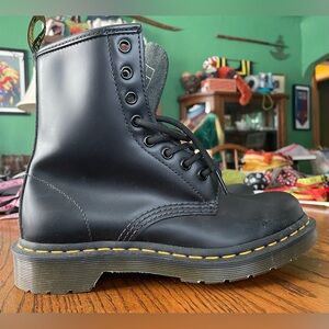 Dr Martens Doc Martens women’s Smooth Leather Lace up boots sz 7 Minor Scratches